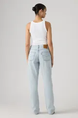 Jean de mujer color celeste claro, de corte recto y tiro alto.