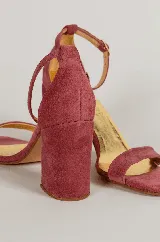 Sandalias de fiesta color rosa viejo, con taco bloque de 8 cm y pulsera al tobillo con hebilla dorada. Fabricadas en tela tipo terciopelo, con forro y plantilla de cuero.