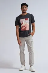 Pantalon tipo cargo jogger color gris claro, con cintura elástica ajustable mediante cordón, bolsillos laterales tipo cargo y puños elásticos en los tobillos.