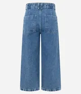 Pantalón de jean modelo wide leg cropped con cintura alta y sastre. Presenta costuras verticales frontales, bolsillos laterales y cierre delantero tradicional.