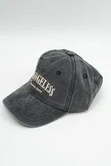 Gorra con visera de estilo vintage, color gris oscuro con efecto lavado, con bordado frontal en color crema.
