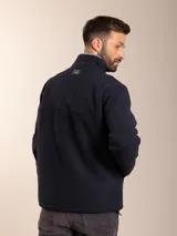 Canguro polar gris con medio cierre en el cuello, cuello alto y logo bordado de un pájaro en el pecho.
