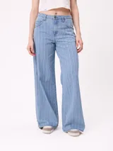 Jean de corte wide leg con diseño de rayas verticales finas en tono azul claro. Presenta cierre frontal con botón y bolsillos laterales.