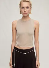 Top color beige de tejido de punto fino, con cuello redondo y sin mangas.