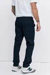 Pantalon tipo chino de corte recto, color azul marino, con bolsillos laterales y cierre frontal.