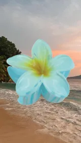 Broche para el pelo con forma de flor de hibisco, color celeste con centro amarillo.