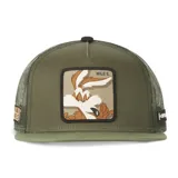 Gorra tipo trucker color verde oliva con malla trasera, visera plana y parche frontal bordado con el personaje Wile E. Coyote de Looney Tunes.