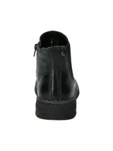 Botín tipo Chelsea de cuero negro con paneles elásticos laterales y suela de goma flexible con costura vista.