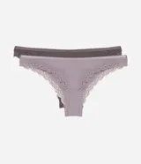 Kit de dos bombachas modelo bikini confeccionadas en microfibra lisa con detalles de encaje en los laterales y la parte posterior. Cuentan con forro interno de algodón y cintura suave.