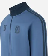 Saco deportivo celeste confeccionado en helanca, con cuello alto, cierre por cremallera, manga larga, estampa lettering y detalles contrastantes.