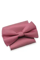 Moña color naranja con pañuelo a juego.