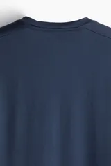 Remera deportiva azul marino de corte recto, cuello redondo y mangas cortas. Confeccionada en tejido funcional DryMove™ que ayuda a absorber el sudor.