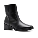 Bota corta de cuero negro con taco cuadrado y cierre lateral.