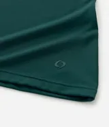 Remera deportiva de microfibra con cuello redondo y manga corta, de corte ajustado al cuerpo.