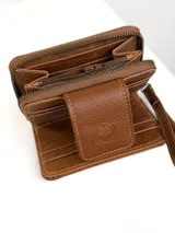 Mini billetera de cuero color marrón con textura combinada, lisa y efecto croco en la solapa. Cuenta con cierre perimetral, múltiples ranuras para tarjetas y una correa de muñeca extraíble.