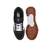 Championes Vans Range EXP negros con detalles en blanco, cordones blancos y suela blanca con base marrón.