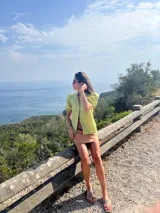 Camisa de lino color verde lima, con mangas cortas abullonadas y cierre frontal de botones.