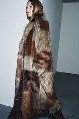 Abrigo largo de Zara Woman Collection con diseño patchwork de pelo sintético en tonos marrones. Presenta cuello de solapa, manga larga, cierre frontal y bolsillos delanteros.