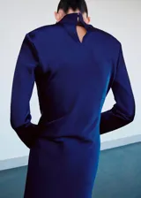 Vestido corto azul marino de cuello alto y manga larga, confeccionado en poliéster con elastano.