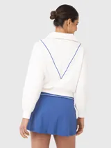 Buzo blanco de medio cierre, ideal para jugar pádel o tenis, o para uso diario. Diseño acanalado en los puños y en la cintura.