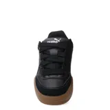 Championes Puma modelo Park Life Style SK8, de corte bajo en color negro con detalles en blanco y suela de goma color caramelo. Presentan un diseño urbano inspirado en el skate con cordones gruesos y refuerzos en la puntera.