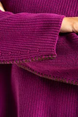 Sweater de punto de algodón con diseño oversize, cuello redondo y mangas largas. Presenta un detalle de costura lateral en color contrastante.