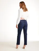 Jean skinny de tiro alto, color azul oscuro, con cierre frontal y botón. Presenta un diseño ajustado con tajos frontales en el ruedo y bolsillos funcionales.