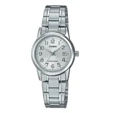 Reloj analógico Casio con caja y malla de acero inoxidable en tono plateado. Presenta una esfera blanca con números arábigos, manecillas plateadas y ventana de calendario.