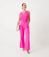 Pantalón wide leg fucsia de poliéster con trabillas, botón y cintura alta.