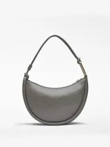 Bolso de hombro tipo media luna de Adolfo Dominguez, con textura craquelada brillante. Cuenta con un compartimento principal con cierre de cremallera, bolsillo interior, asa tubular con detalle metálico y logo grabado en el frente.