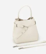 Cartera bucket pequeña de cuero sintético color negro, con doble asa (corta y larga), cierre con botón y detalle de hebilla.