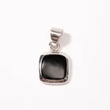 Dije cuadrado de plata 925 con incrustación de nácar negro.
