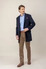 Chaquetón de lana azul marino, de corte entallado, con cierre frontal de botones y solapas clásicas.