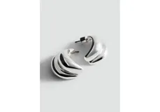 Aros pequeños plateados de diseño abullonado y entrelazado con acabado brillante.