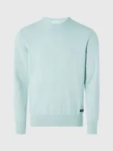 Sweater celeste de punto fino, con cuello redondo y logo de la marca en etiqueta cosida en el lateral.