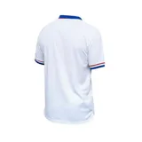 Remera polo azul marino con cuello y puños a rayas blancas, rojas y azules. Tiene el escudo del Club Nacional de Football bordado en el pecho.