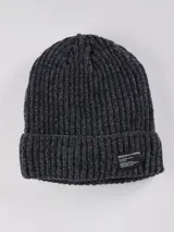 Gorro de lana gris oscuro con textura acanalada y etiqueta negra con logo de la marca Benson & Thomas.
