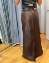 Falda larga marrón de cuero vacuno con bolsillos traseros.