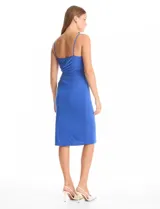 Vestido midi de seda fría color azul, con escote en V cruzado, breteles finos y diseño drapeado en el lateral izquierdo. Presenta un tajo lateral profundo y cierre invisible en el lateral derecho.