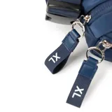 Riñonera azul de poliéster con correa regulable, cierre principal y bolsillo interno con cierre.