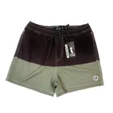 Short de baño para hombre, marca Duxon, con diseño color block en marrón oscuro y verde oliva. Cuenta con cintura elástica ajustable con cordón, bolsillos laterales y logo de la marca en la pierna derecha.