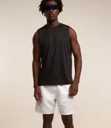 Bermuda deportiva Get Over de tejido plano, con cintura elástica ajustable mediante cordón, bolsillos laterales y recortes con detalle de red en los laterales.
