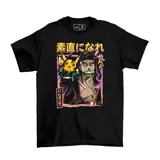 Remera negra de manga corta con estampado gráfico frontal que fusiona personajes de anime y cultura pop japonesa con estilo artístico vibrante.