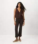 Pantalón de jean Marfinno modelo cropped flare, de tiro medio, color marrón oscuro. Presenta cierre frontal con cremallera y botón metálico, trabillas en la cintura, bolsillos funcionales delanteros y bolsillos traseros aplicados con costuras curvas.