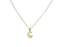 Collar dorado de cadena fina con dije colgante en forma de luna creciente.