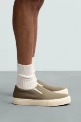 Calcetines cortos de algodón, color beige claro, con textura acanalada (canalé) y puño elástico.