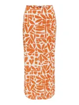 Pollera midi de lino y viscosa con estampado geométrico en tonos naranja y beige, de corte recto y con abertura lateral.