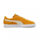 Championes urbanos Puma Suede Classic, color rojo con detalles en blanco. Confeccionados en gamuza con la icónica franja lateral de la marca y suela de goma texturizada.