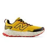 Championes de trail running New Balance Garoé V2, color amarillo con detalles en negro y rojo.
