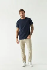 Remera de algodón de corte regular, con cuello redondo, manga corta y logo bordado en el pecho.